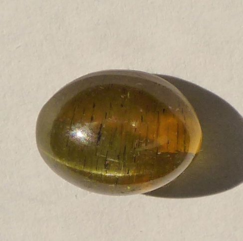 Bild 1 von 10.08 ct  Gelb grünes ovales 13 x 10 mm Apatit - Katzenauge