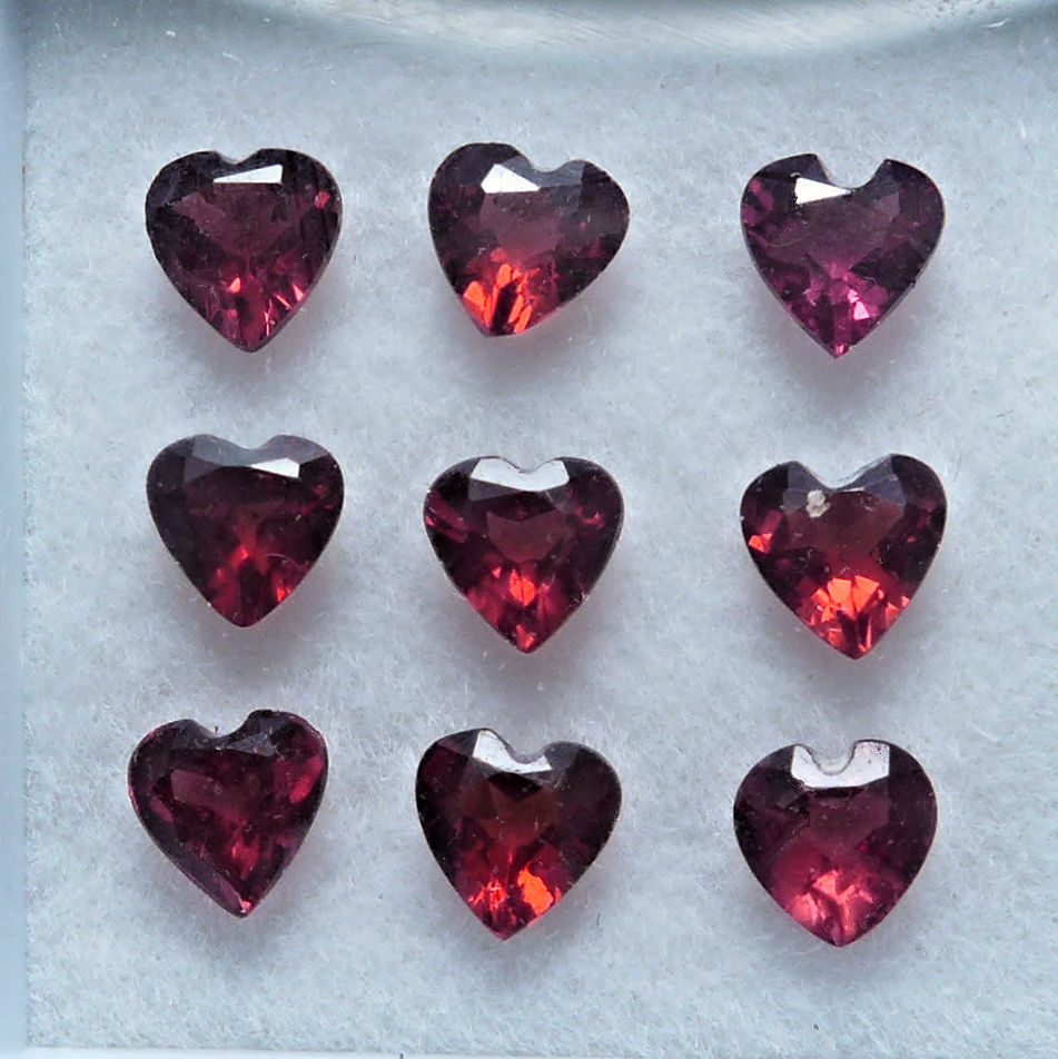 Bild 1 von 2.77 ct. 9 natural red garnet heart gemstones from Mosambique