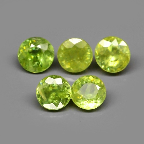 Bild 1 von 2.53 ct.  5 Stück gelblich Grüne runde 4.5 - 5 mm Titanit Sphene Edelsteine
