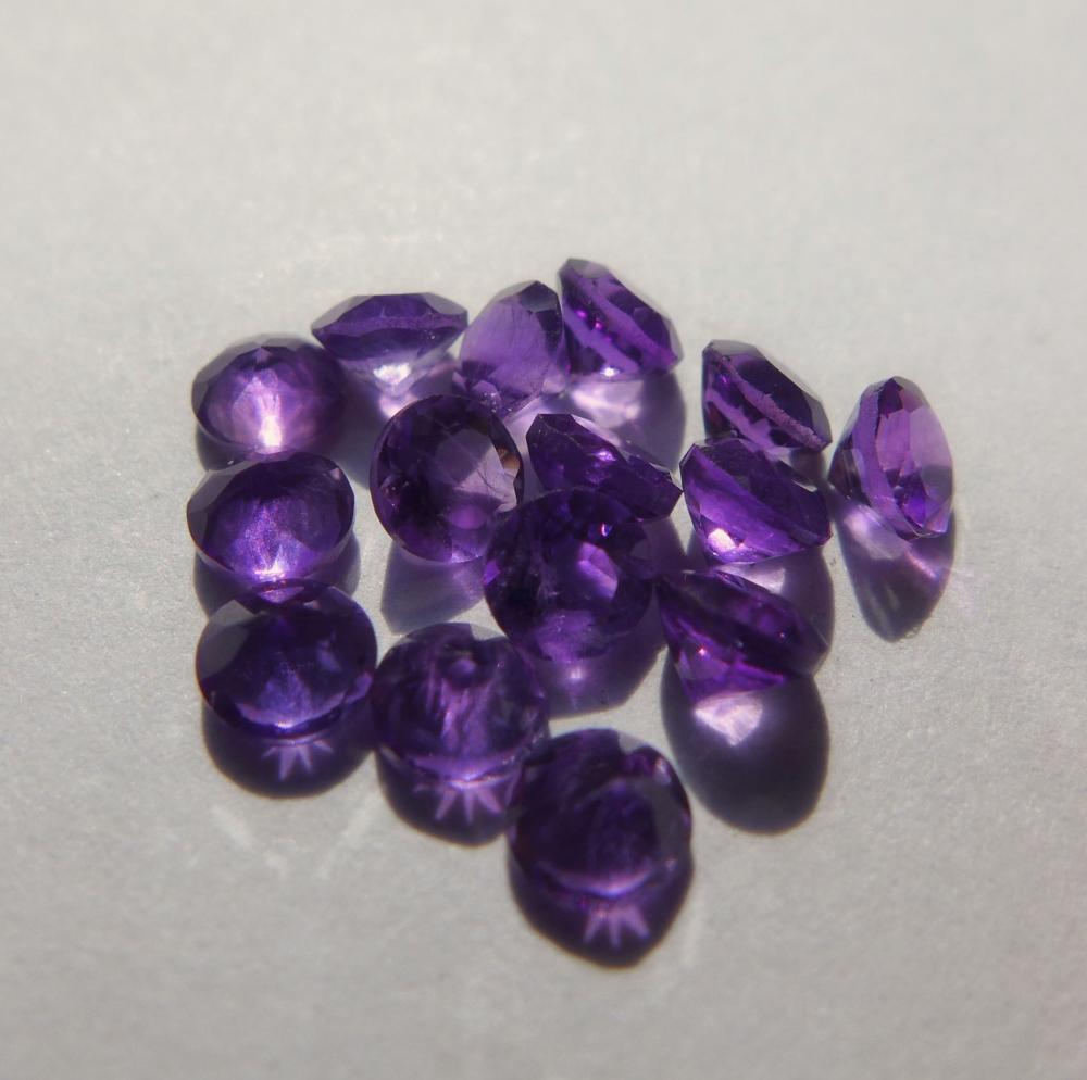 Bild 1 von 1.75 ct . 15 Stück feine runde Ø 3 - 3.1 mm Bolivien Amethyste