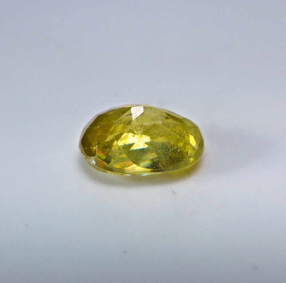 Bild 1 von 1.11 ct.  Feiner ovaler gelblich grüner 7.2 x 5 mm Titanit Sphen