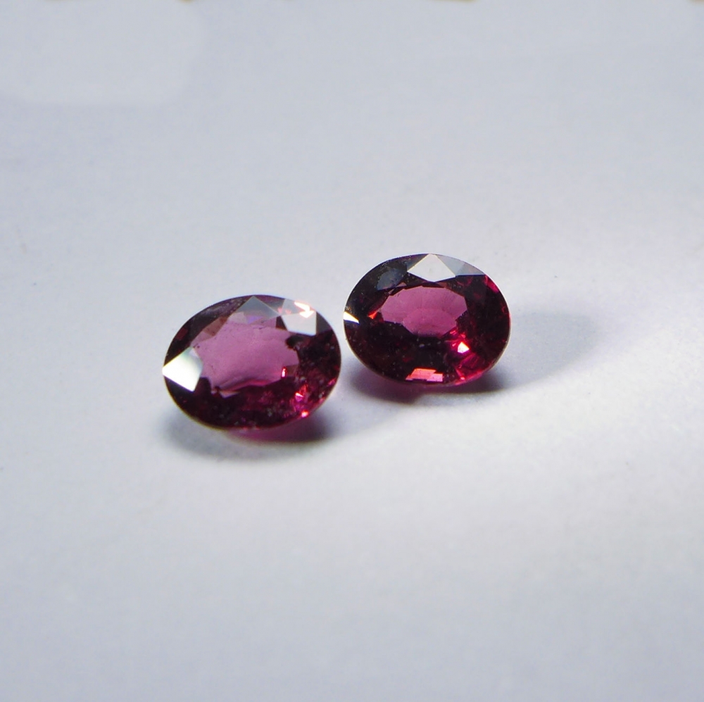 Bild 1 von 1.46 ct. Fine pair of red purplish 5.9 x 4.8mm  Rhodolite Garnet Gemstones