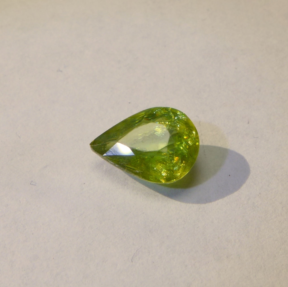 Bild 1 von 2.17 ct.  Schöner gelblich grüner 9.7 x 7.3 mm Titanit Sphen Tropfen