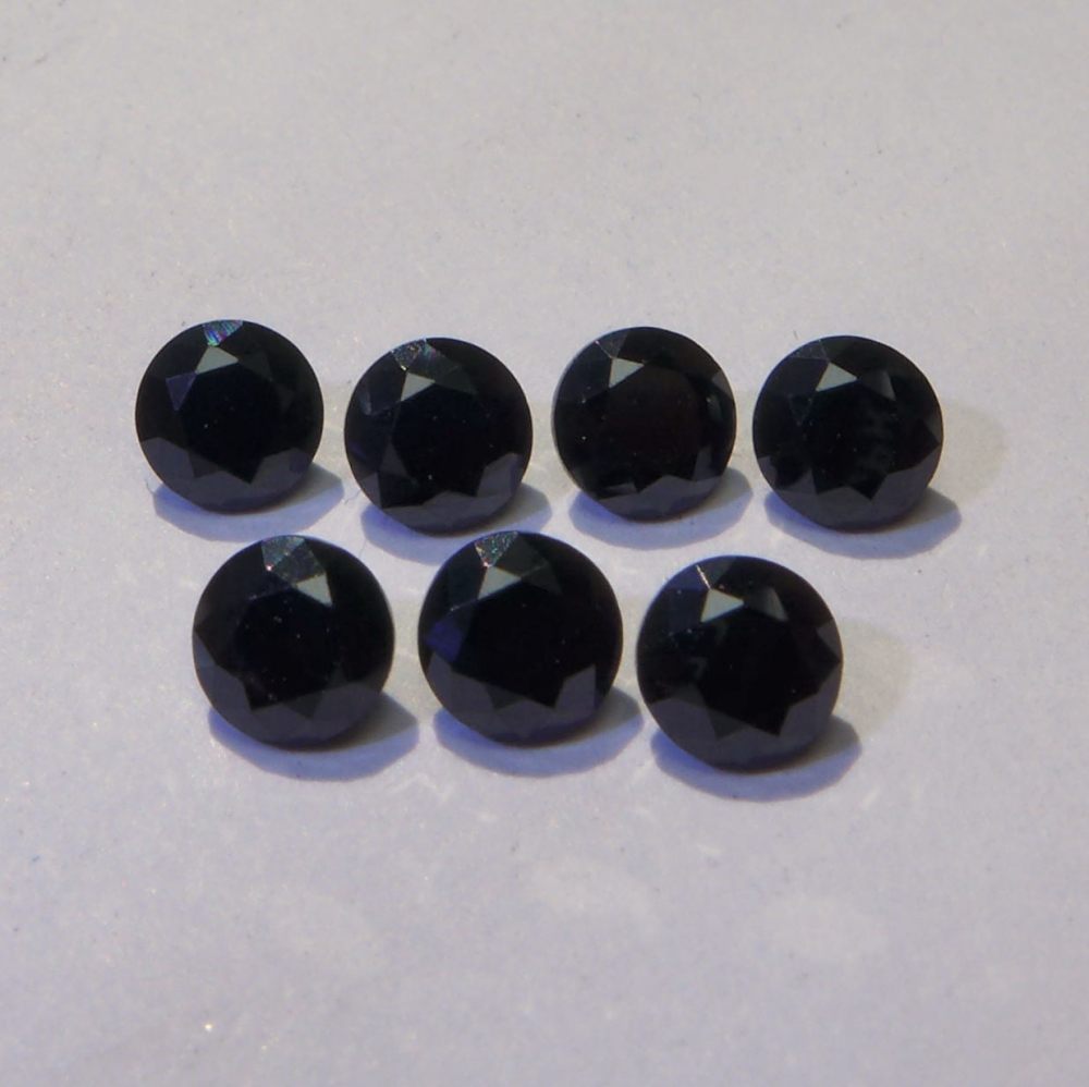 Bild 1 von 2.33 ct. 7 Stück unbeh. schwarze runde 4 mm Brillantschliff Tansania Spinelle