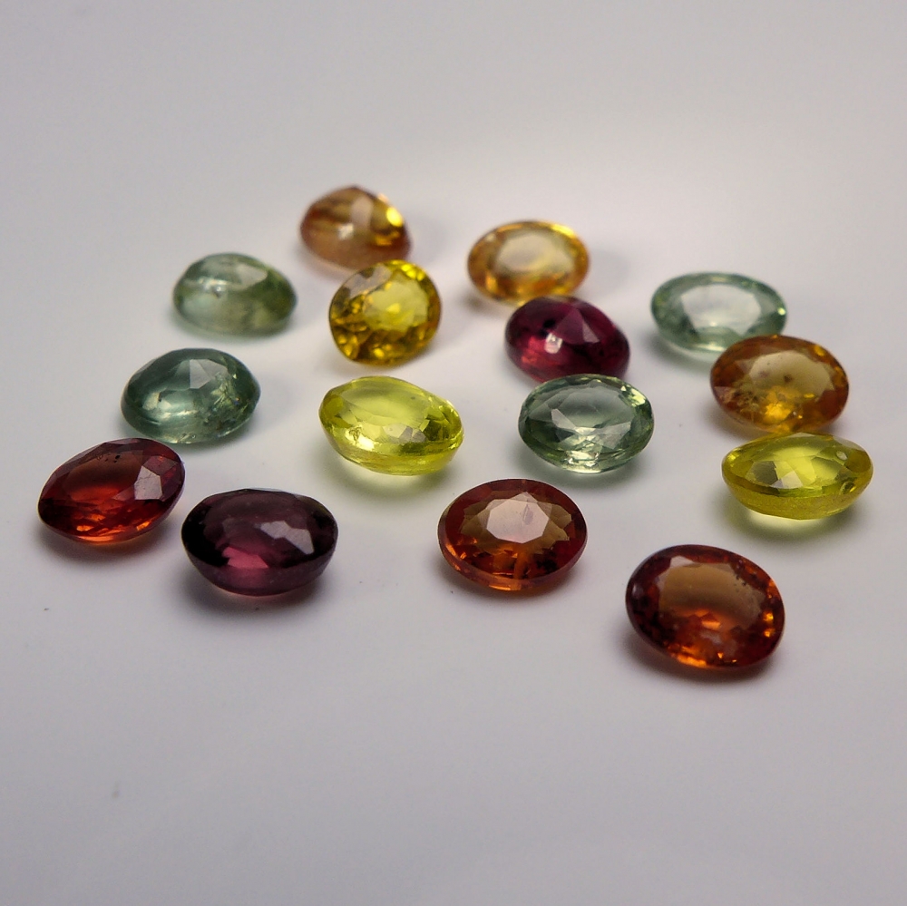 Bild 1 von 3.15 ct 15 pieces oval 4 x 3 mm Multi Color Tanzania Sapphires