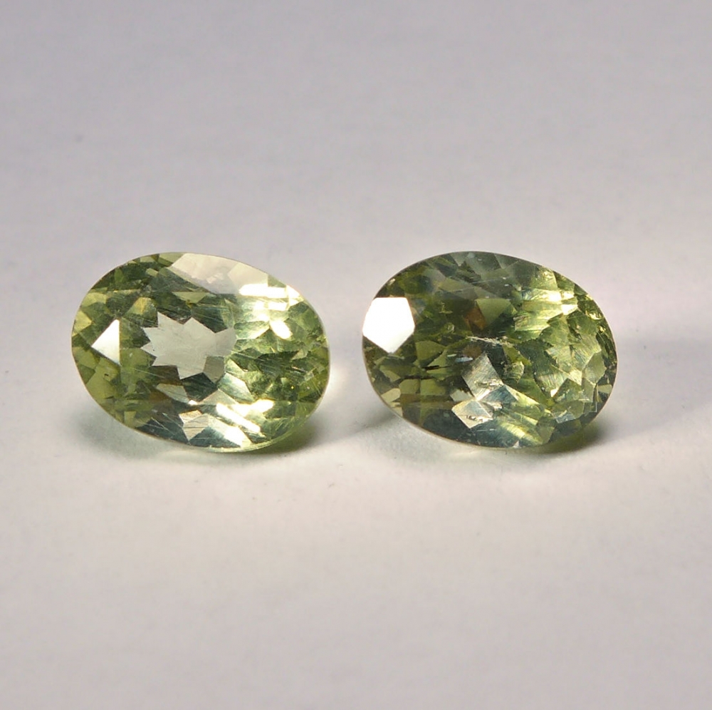 Bild 1 von 3.45 ct. Perfekt pair of green oval 8.5 x 6 mm Apatite gemstones