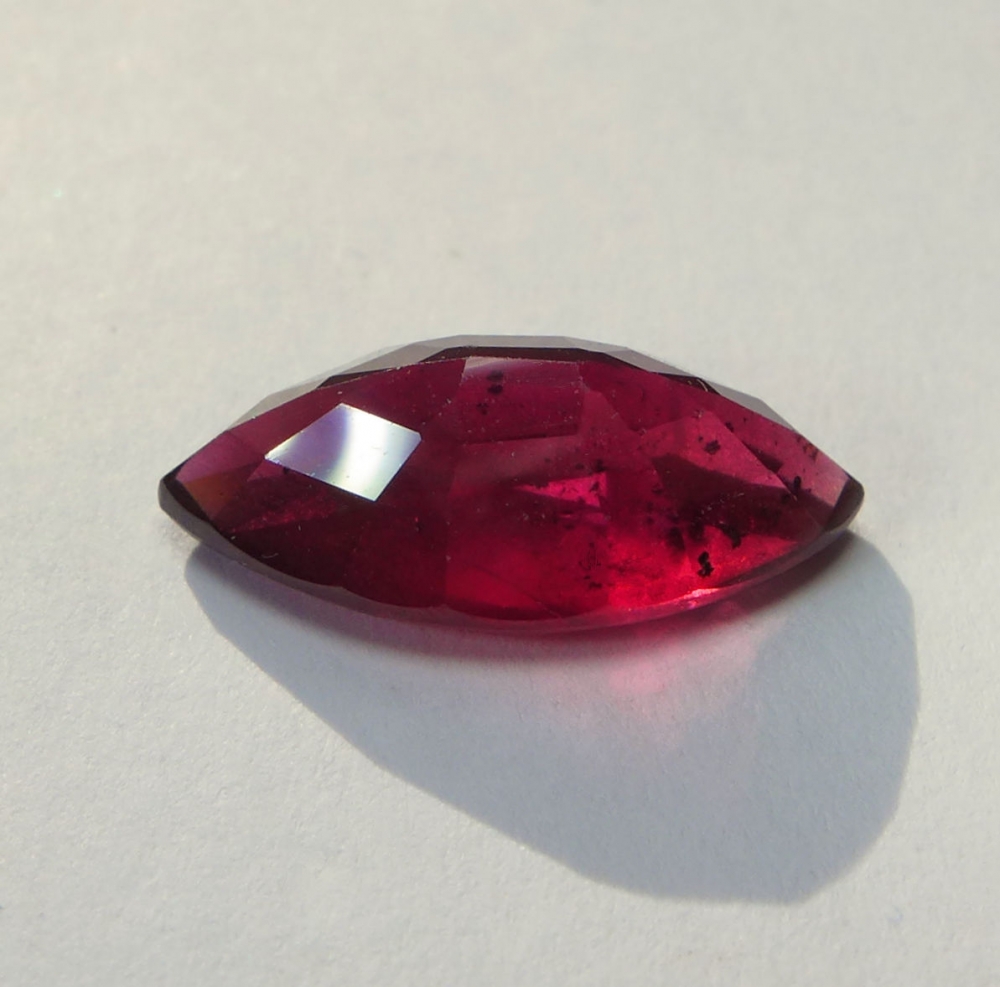 Bild 1 von 5.13 ct. Großes rotviolettes 15.5 x 7.5 mm Rhodolith Granat Navette
