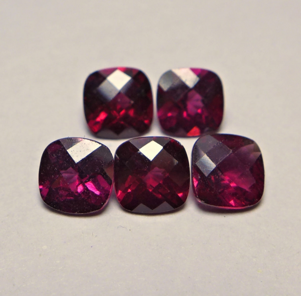 Bild 1 von 5.71 ct. 5 rot - violette 6 x 6 mm Cushion Rhodolith Granate