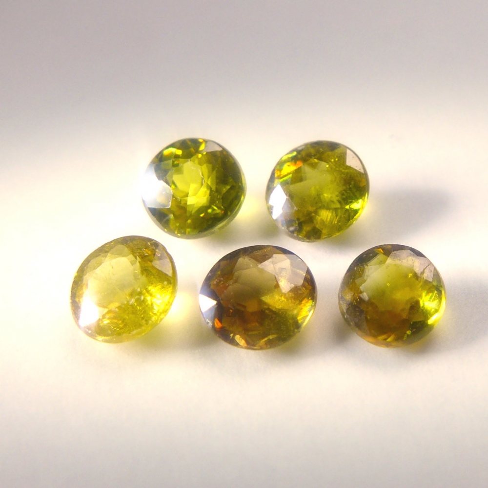 Bild 1 von 0.67 ct. 5 Natürliche runde gelblich grüne 3.5 mm Madagaskar Titanit Sphen