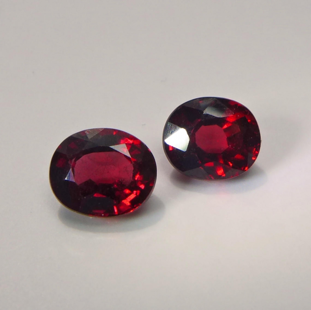 Bild 1 von 2.00 ct. Fine pair of red purplish 6.2 x 5.2 mm Madagaskar Rhodolite Garnet Gemstones