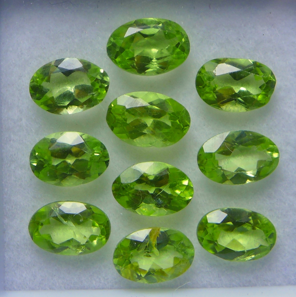 Bild 1 von 4.5 ct VS! 10 pieces fine green oval 6 x 4 mm Pakistan Peridot Gemstones. Nice color !