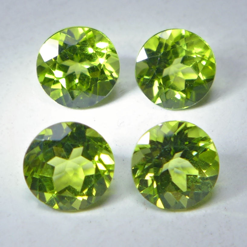 Bild 1 von 3.75 ct. 4 pieces round green 6 mm Pakistan Peridot Gemstones. Nice color !