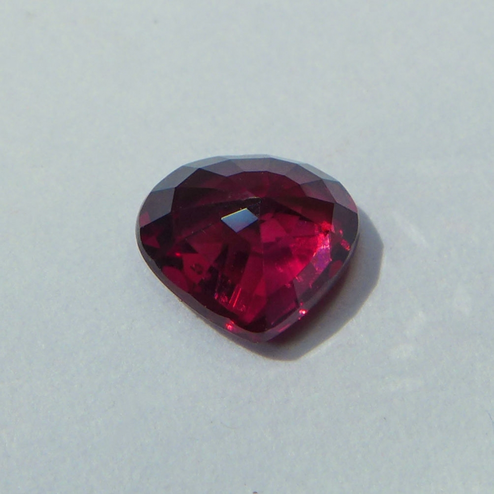 Bild 1 von 1.40 ct VS! Zartes rotviolettes 7 x 6.3 mm Rhodolith Granat Herz