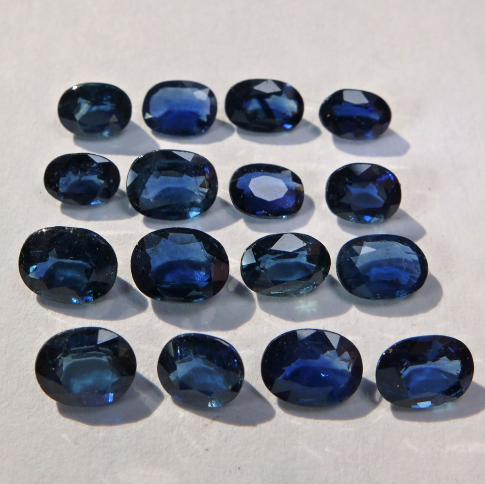 Bild 1 von 4.97 ct. 16 pieces sparkling blue oval   5 x 4 to 4 x  3 mm Ceylon Sapphire