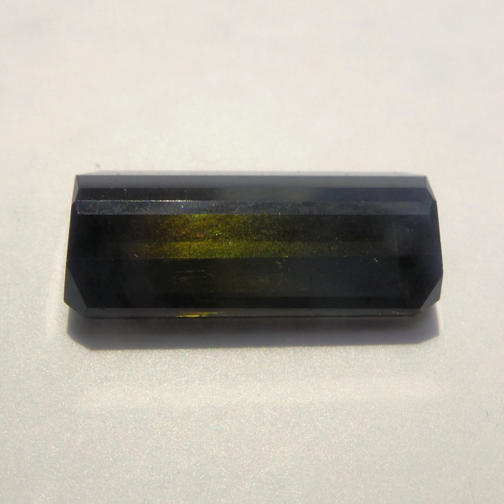 Bild 1 von 4.05ct .  Dunkelgrüner unbeh. 14.9 x 7.6 mm Mosambik Turmalin im Smaragdschliff