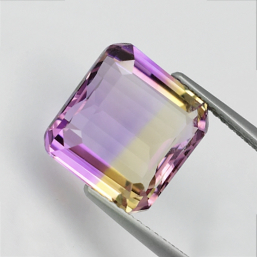 Bild 1 von  6.49 ct. Untreated 11.5 x 11.2 mm Bolivia Bi- Color Oktagon Ametrin