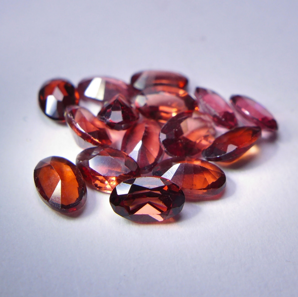 Bild 1 von 4.25 ct. 15 Stück ovale rote 5 x 3mm Mosambik Granate