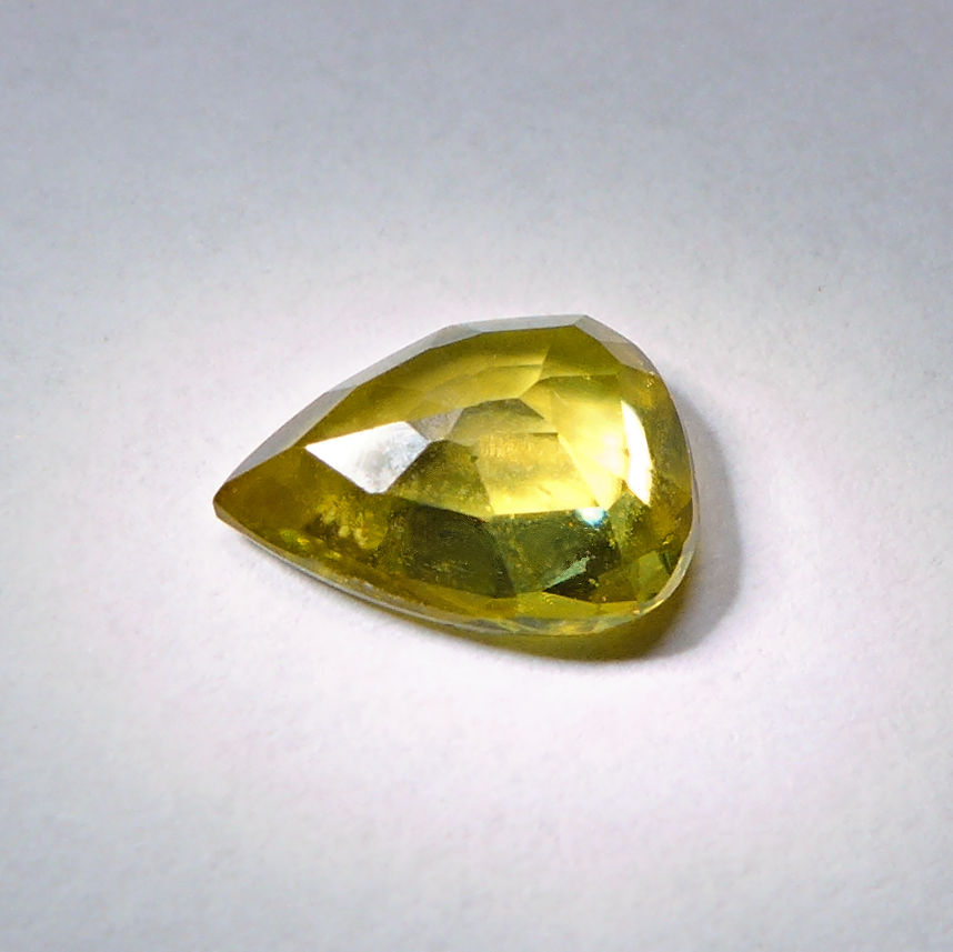 Bild 1 von 1.57 ct.  Schöner gelblich grüner 9 x 7 mm Titanit Sphen Tropfen