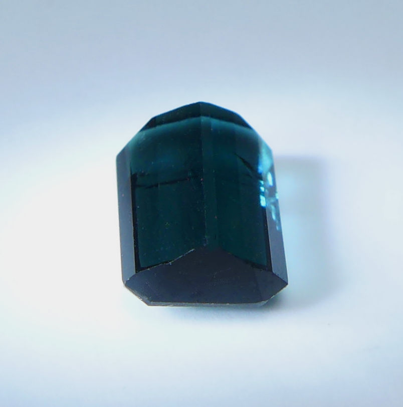 Bild 1 von 2.00 ct. Schöner bläulich grüner 8 x 6.3 mm Indigolith Turmalin