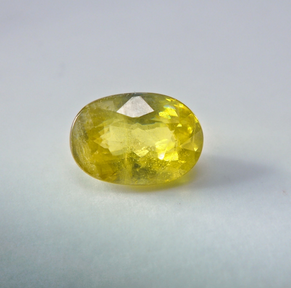 Bild 1 von 0.96 ct.  Zarter ovaler gelblich grüner 7 x 5 mm Titanit Sphen