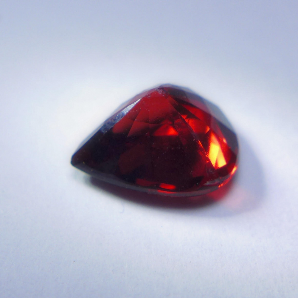 Bild 1 von 2.91 ct. Schöner roter 10 x 8.3 mm Rhodolith Granat Tropfen