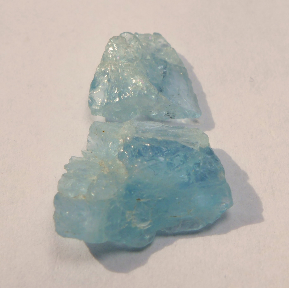 Bild 1 von 7.8 ct. 2 blue 15 x 12 und 10 x 9 mm Rough Aquamarine 