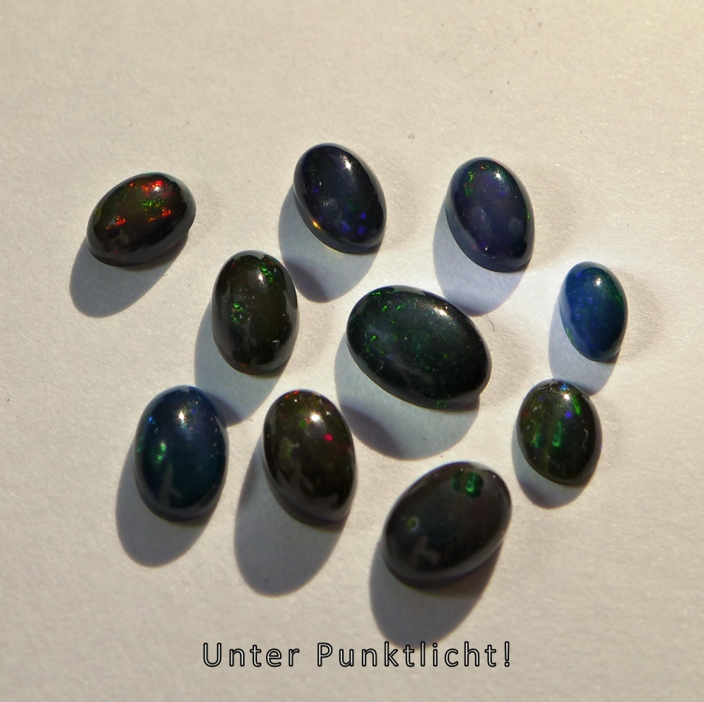 Bild 1 von 2.95 ct. 10  pieces of  black oval 7 x 5 to 5 x 3.5 mm Multi Color Opals