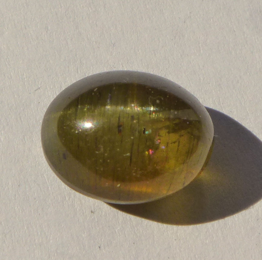 Bild 1 von 10.08 ct  Gelb grünes ovales 13 x 10 mm Apatit - Katzenauge