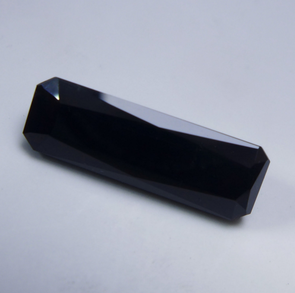 Bild 1 von 8.75 ct. Prächtiger schwarzer 21.2 x 6.9 mm Schörl Turmalin. 