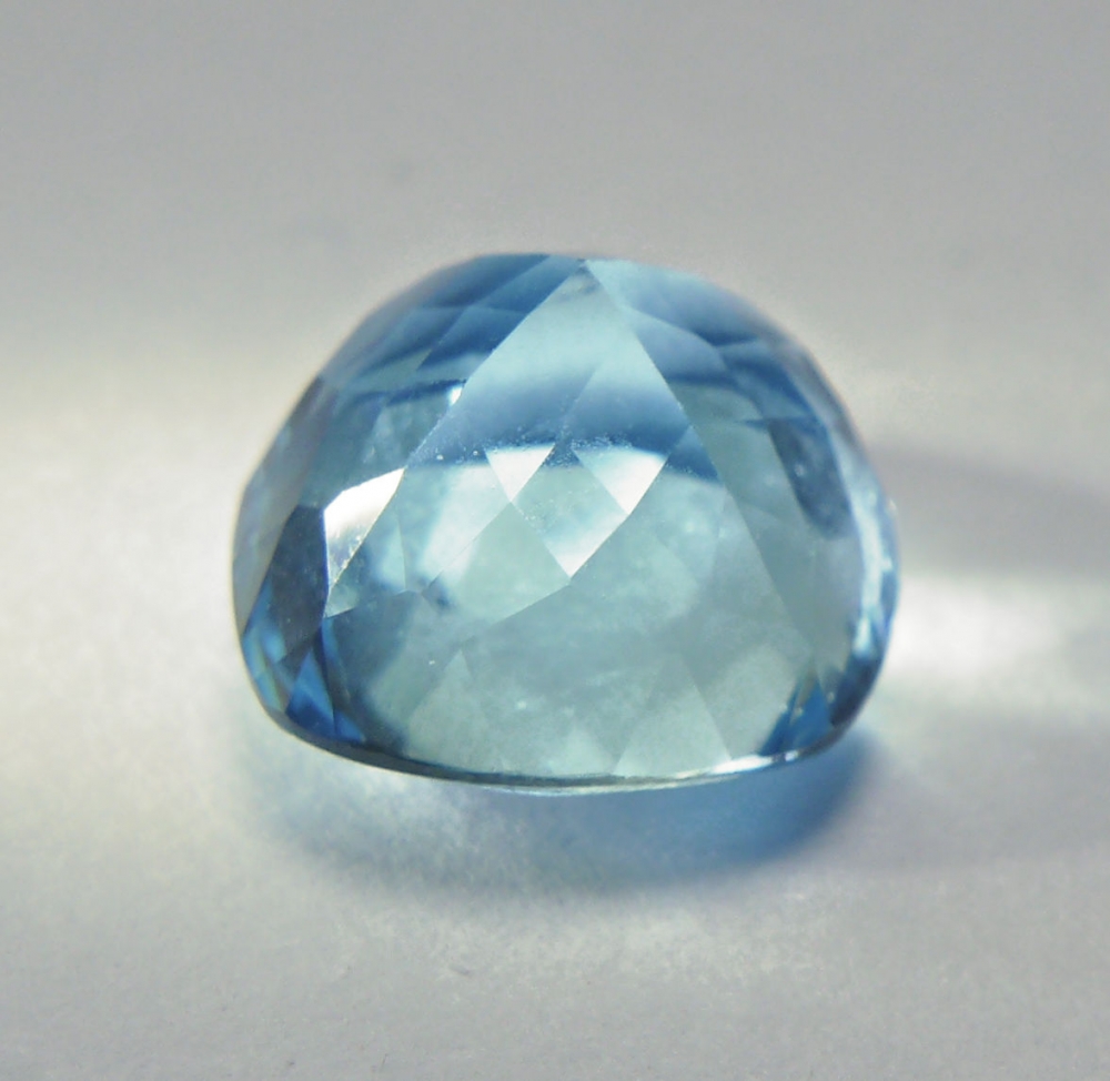 Bild 1 von 6.60 ct ct. Augenreiner 10.7 x 10.7 mm Cushion Sky Blue Topas.