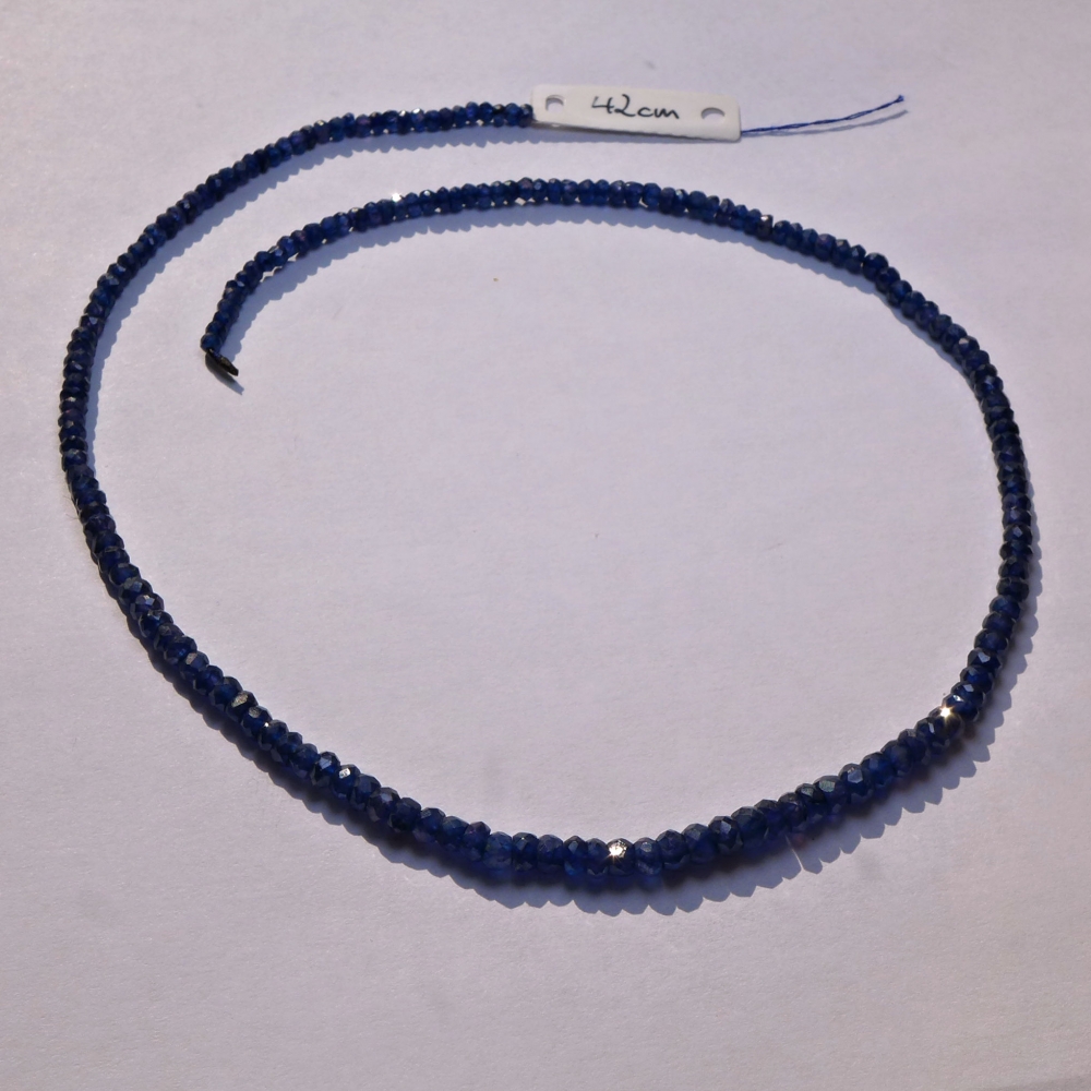 Bild 1 von Saphire string 65.7 ct with circular disks Ø 4.7 - 3.2 mm 42 cm length