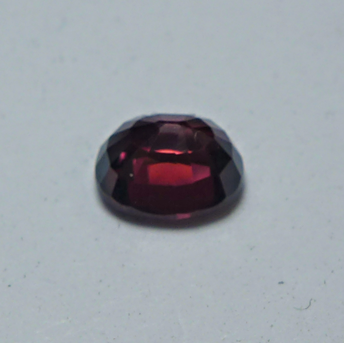 Bild 1 von 1.71 ct. Augenreiner roter ovaler 7 x 5.7 mm Tansania Zirkon