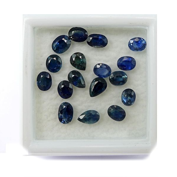 Bild 1 von 4.30 ct. 17 pieces Dark Blue 3.5 x 3 - 4.5 x 3.5 mm Madagascar Sapphire