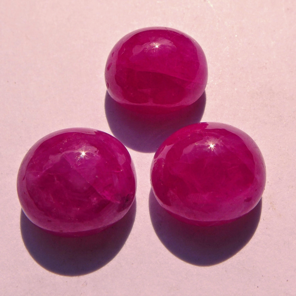Bild 1 von 15.66 ct. 3 Stück  pink rote ovale 9.5 x 8.5 mm Mosambik Rubin Cabochons
