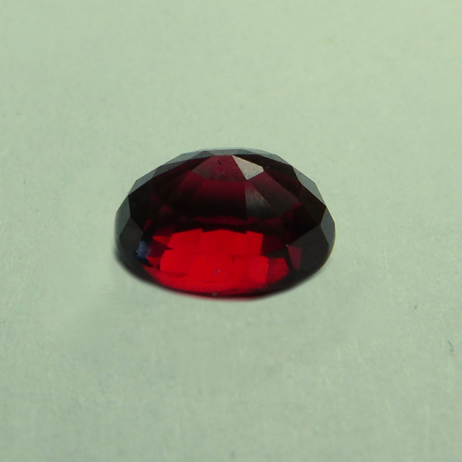 Bild 1 von 1.9 ct.  Ovaler rot- violetter 7.5 x 6 mm Rhodolith Granat