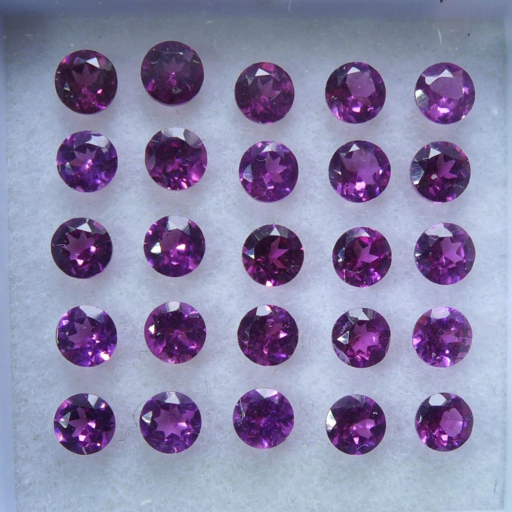 Bild 1 von 2.7 ct. 25 pieces round purple- red 2.7 mm Rhodolite Garnet Gems. Ravashing color!