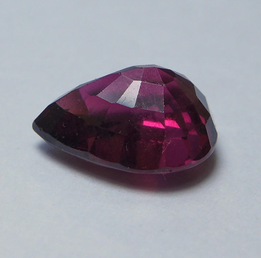 Bild 1 von 3.60 ct. Schöner rot violetter 10.5 x 8 mm Rhodolith Granat Tropfen