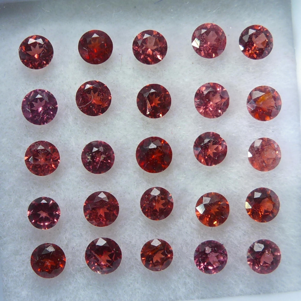 Bild 1 von 1.8 ct. 25 pieces round red  2.4 - 2.6 mm Rhodolite Garnet Gems. 