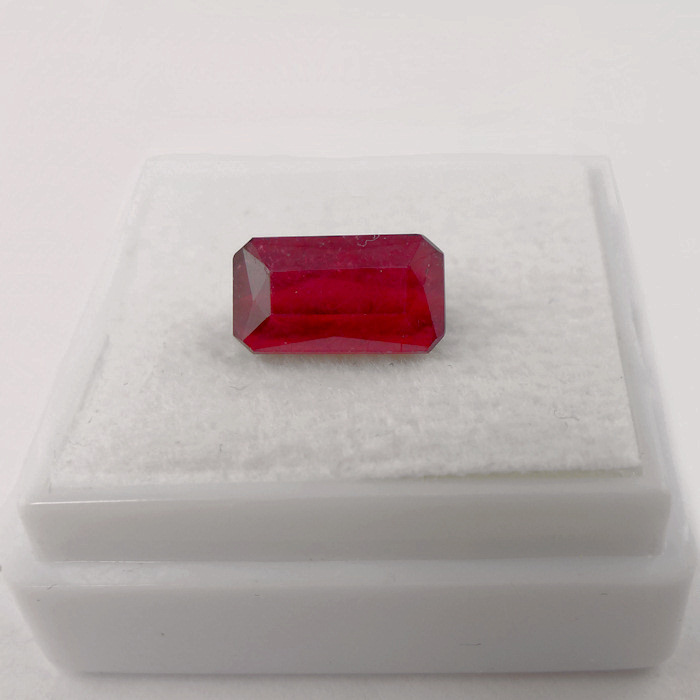 Bild 1 von 2.68 ct. Nice natural 10 x 5.4 mm Mozambique Ruby Gemstone