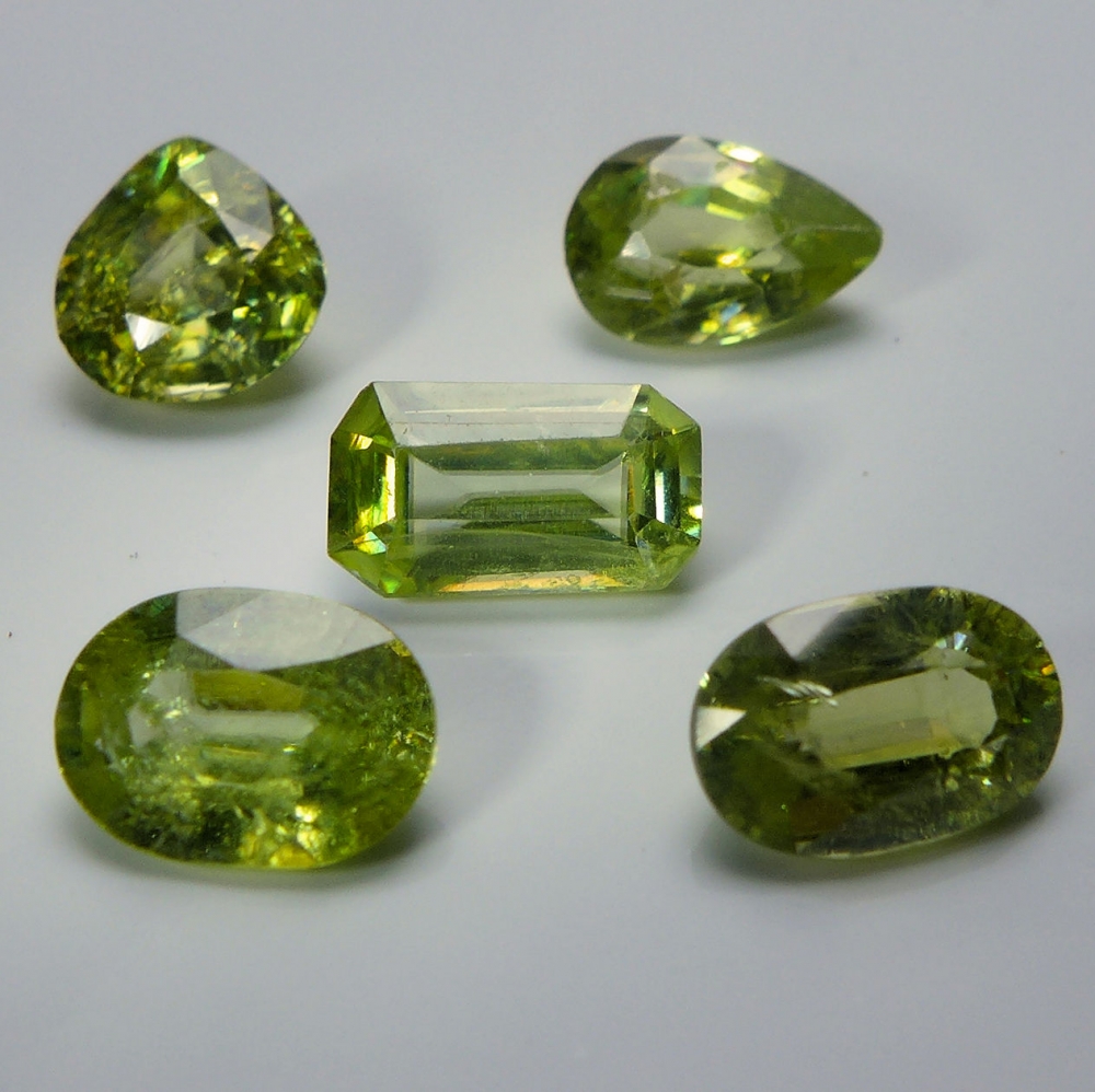 Bild 1 von 3.77 ct! Toller Mix Gelblich Grüner 6.5x4.5 bis 7.5x4 Titanit Sphene aus Russland