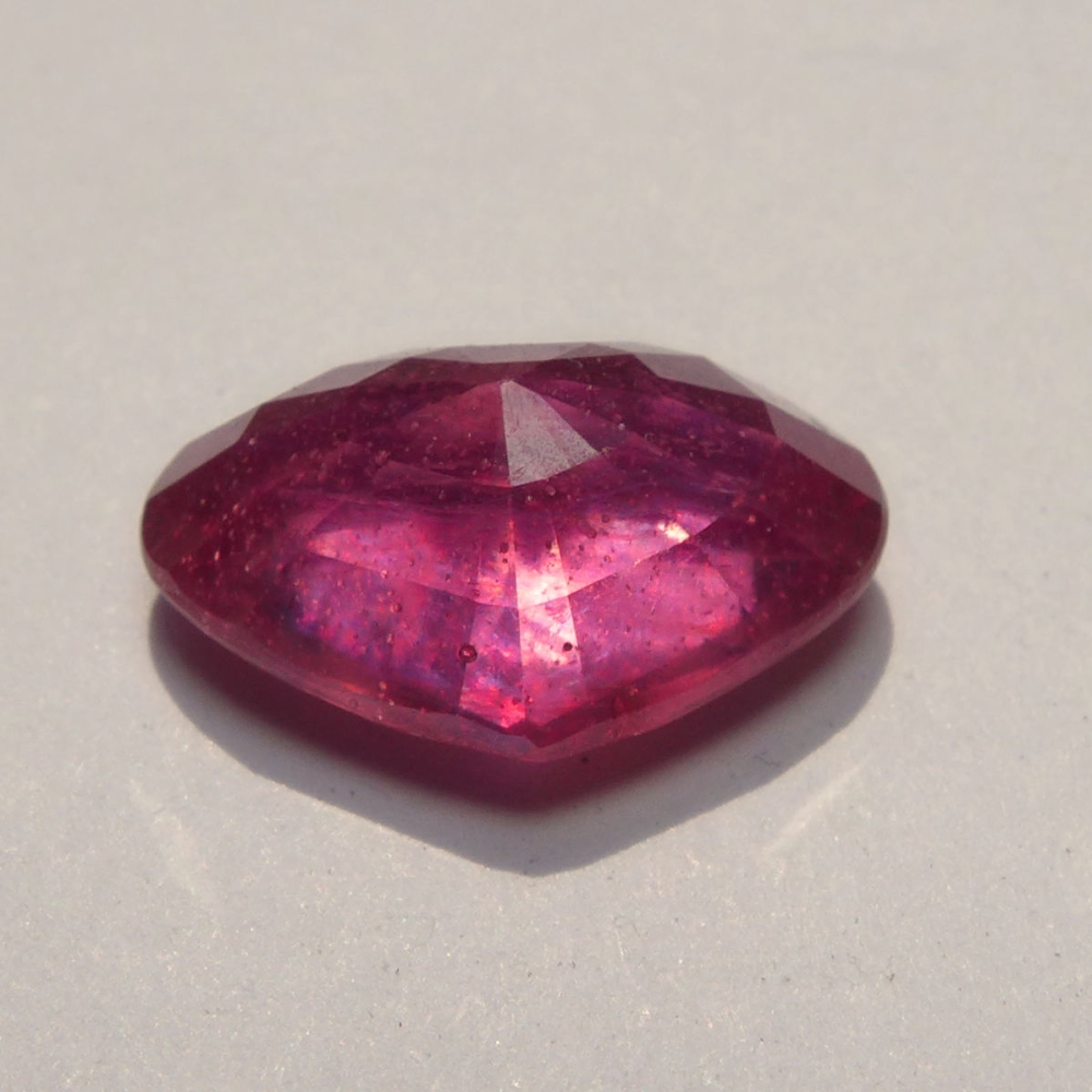 Bild 1 von 4.98 ct. Stattliches rotes 12.8 x 8.7 mm Rubin Herz
