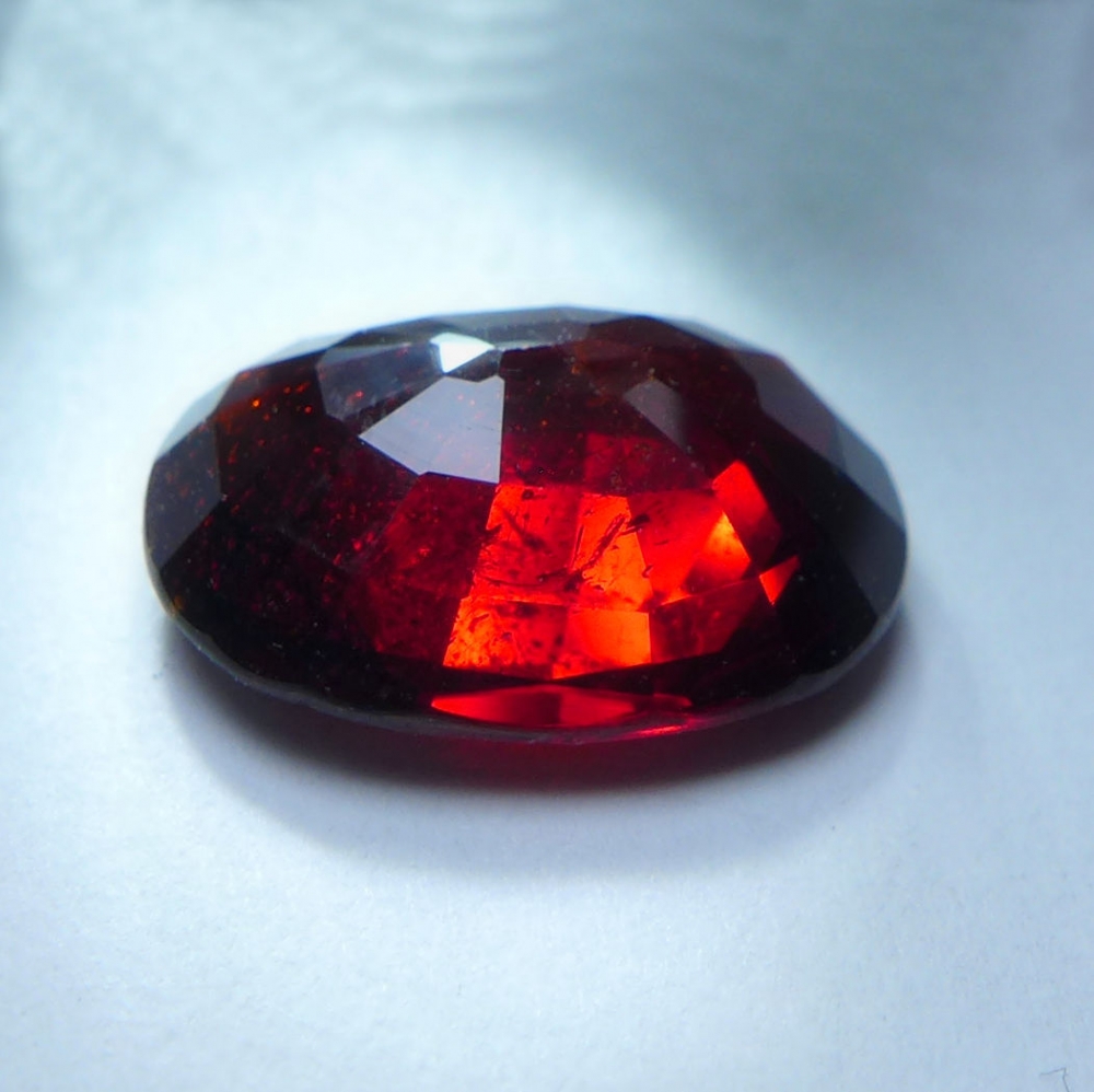 Bild 1 von 5.35 ct. Orange-roter ovaler 12.4 x 9.6 mm Spessartin Granat