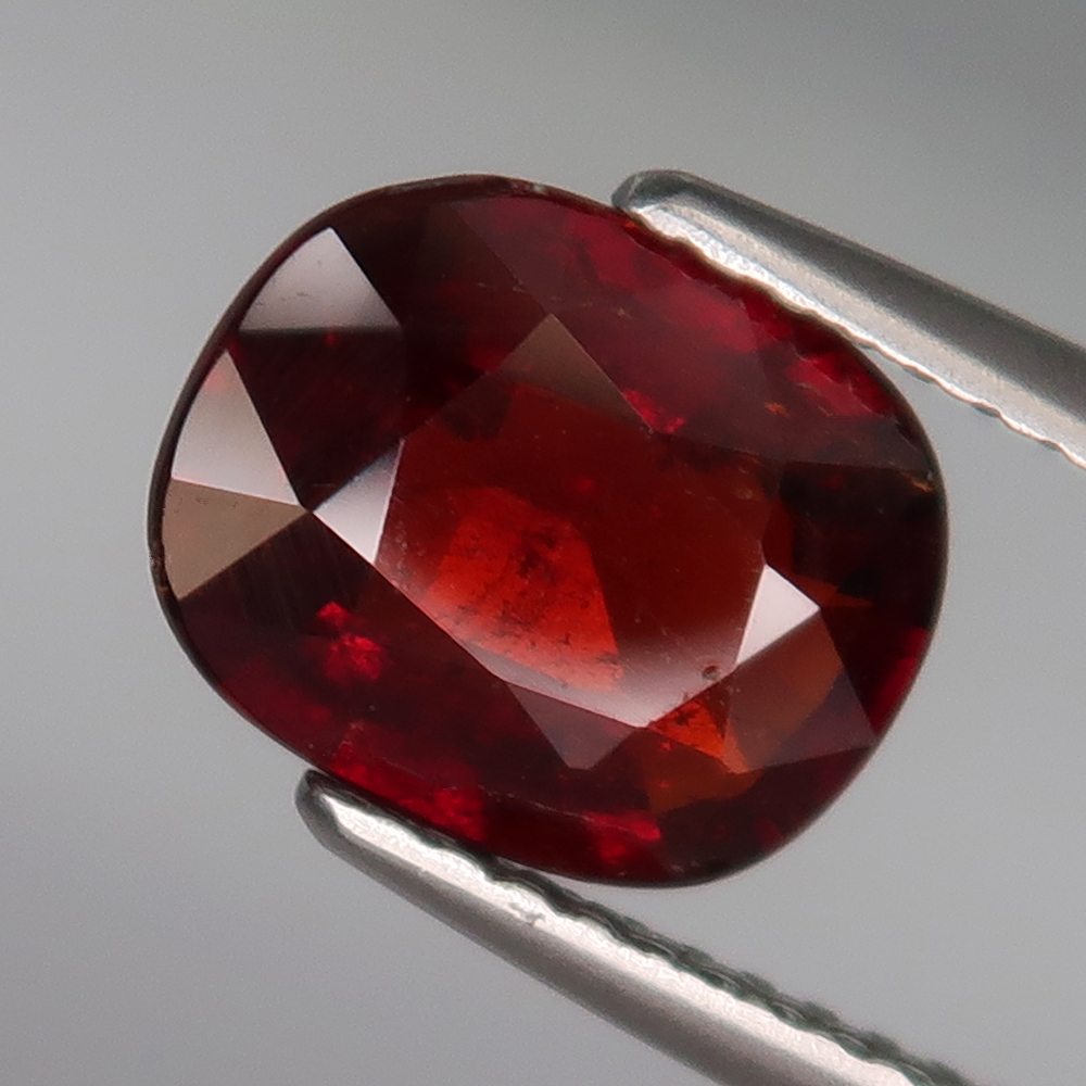 Bild 1 von 2.46 ct. Feiner orange-roter ovaler 9.5 x 7.5 mm Spessartin Granat