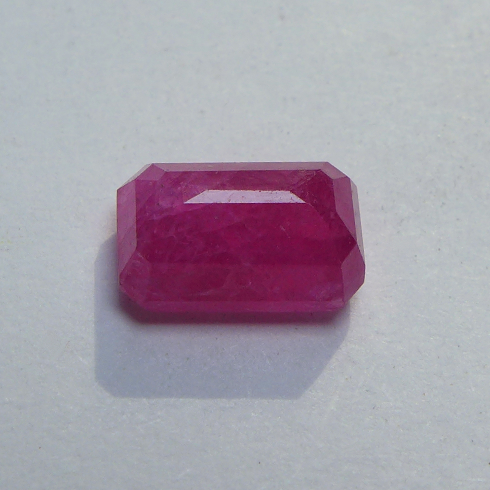 Bild 1 von 2.67 ct. Feiner pink roter 8.8 x 5.7 mm Madagaskar Rubin Edelstein