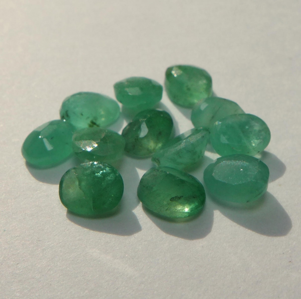 Bild 1 von 2.60 ct. 12 Stück ovale 4 x 3 mm Brasilien Smaragde