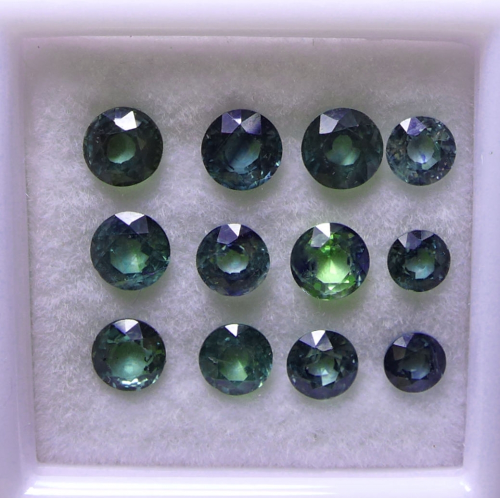Bild 1 von 4.02 ct . 12 Stück blaugrüne runde 3.2 bis 4 mm Saphire