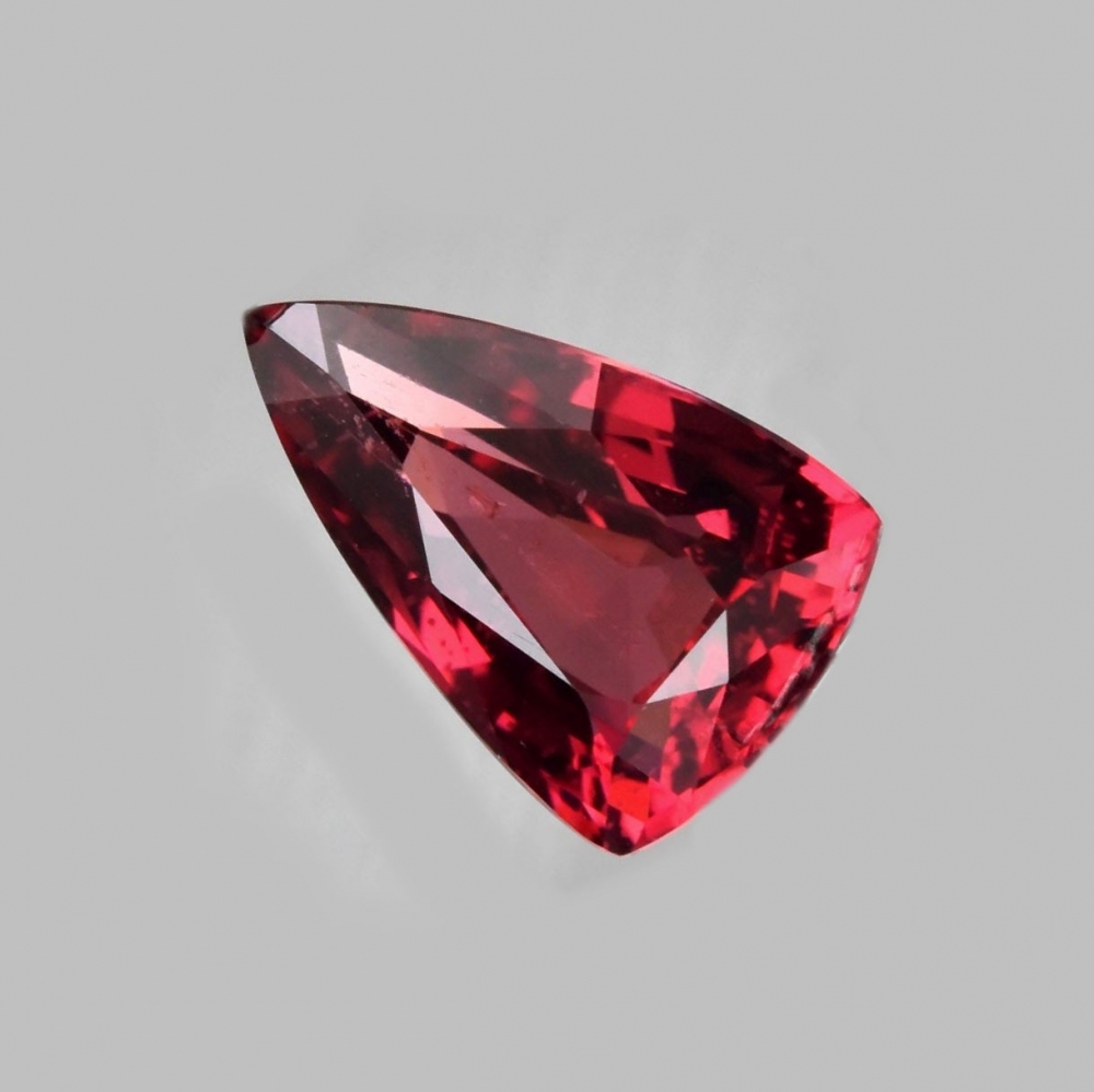 Bild 1 von 1.11 ct. Gentle red purplisch  8 x 5.2 mm Trillion Rhodolite Garnet 
