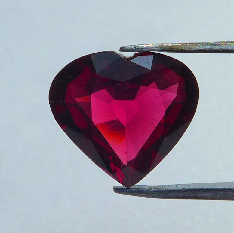 Bild 1 von 2.31 ct. Feines pink rotes 9.5 x 8.8 mm Rhodolit Granat Herz