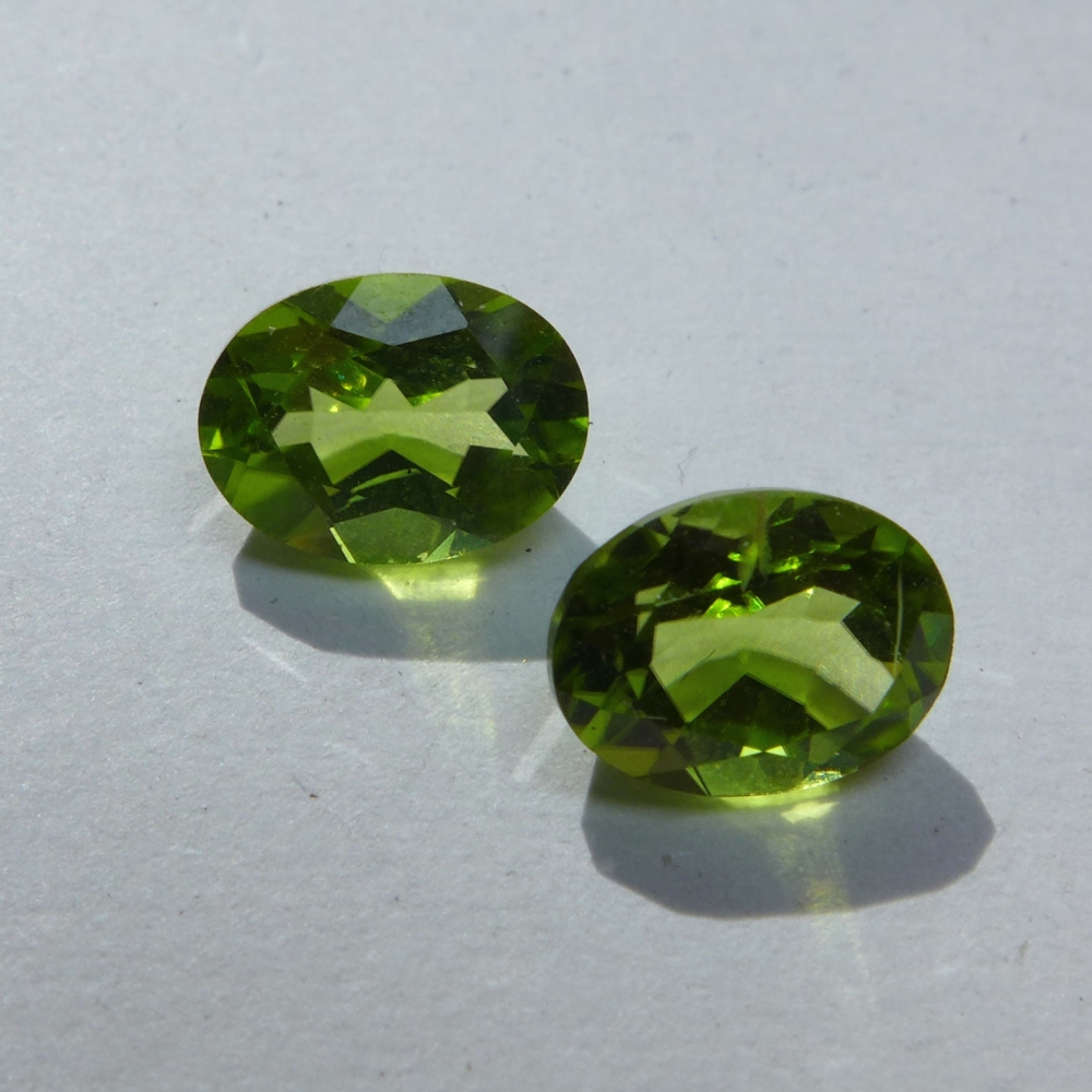 Bild 1 von 2.96 ct VS! Beatiful pair green oval 8 x 6 mm Pakistan Peridot Gemstones. Nice color !