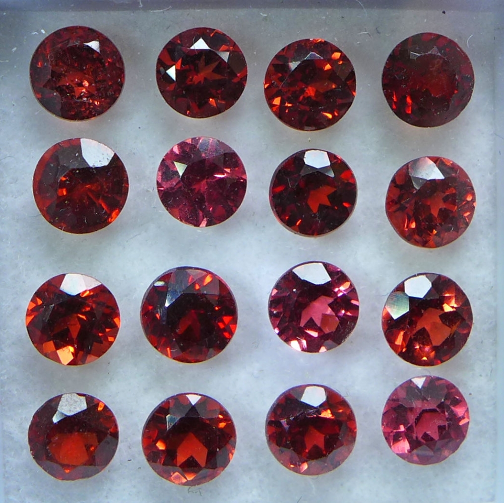 Bild 1 von 5.5 ct VVS!  16 pieces of red round 4 mm Mosambique Garnet Gemstones